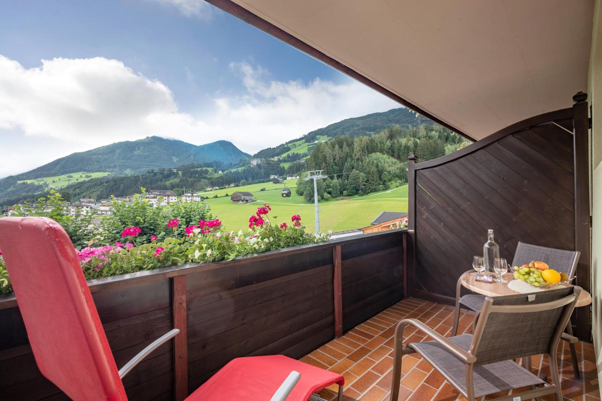 Hotel Waldfriede - Der Logenplatz Im Zillertal Fuegen Exterior photo